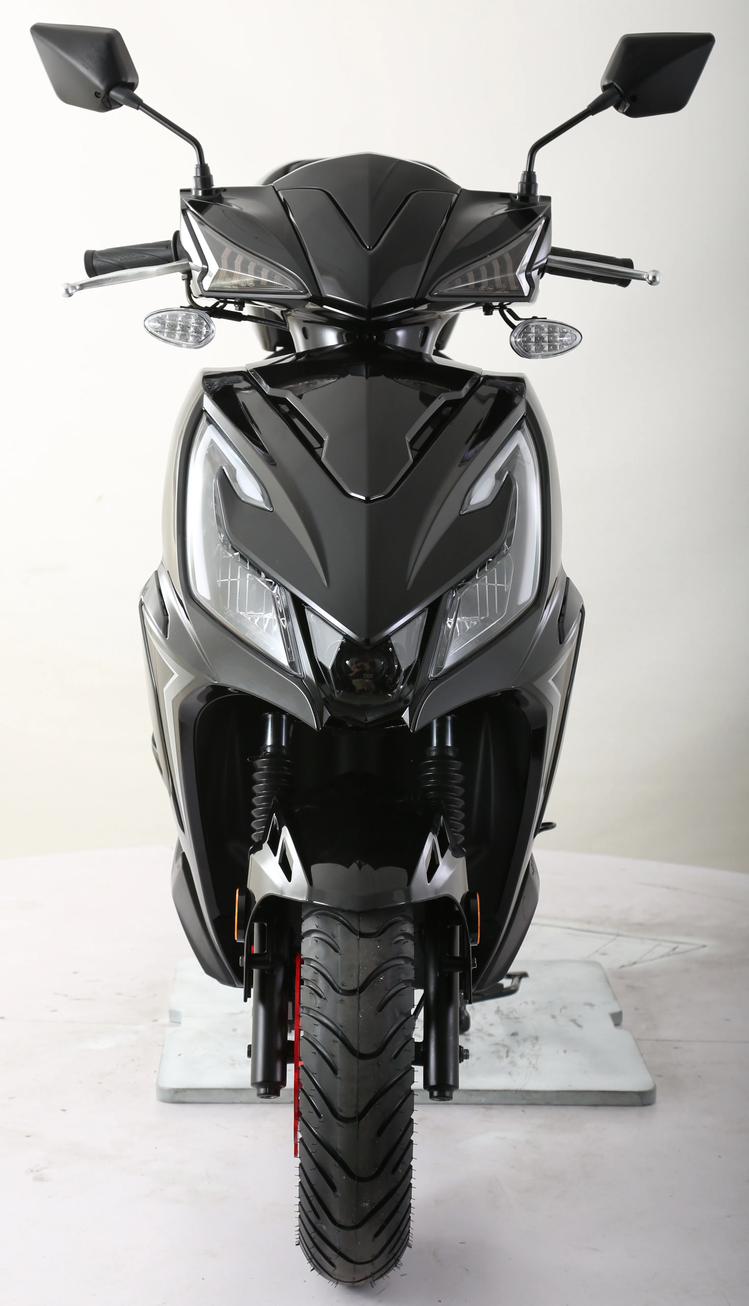 TrailMaster Trophy 150cc Street Scooter - Image 5